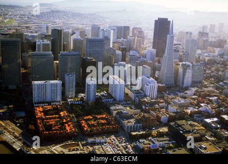 Vista aerea di San Francisco con Trans America Piramide nel quartiere finanziario del centro cittadino Foto Stock