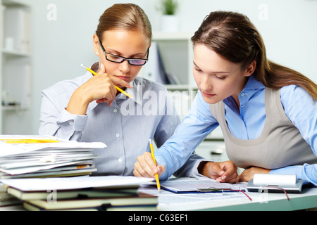 Ritratto di due imprenditrici a lavorare con documenti di office Foto Stock