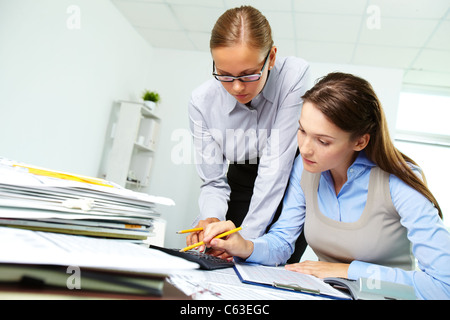 Ritratto di due imprenditrici a lavorare con documenti di office Foto Stock