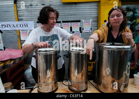 Clarence Road Hackney. Street tea party una settimana dopo i tumulti. Volontari locali con tè urne cinerarie di acqua bollente. Foto Stock