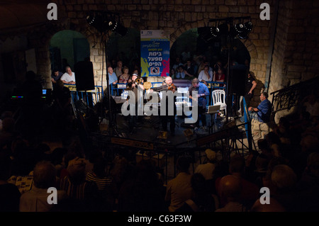 Concerto di musica klezmer musicisti suonano Jewish soul music per la folla nel ventiquattresimo intern Festival di musica klezmer. Tzfat, Israele. 15/08/2011. Foto Stock