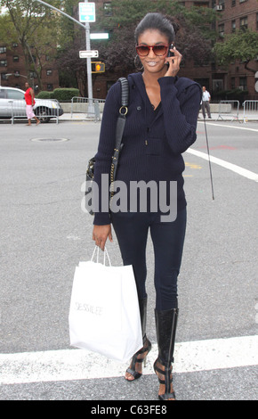 Sessilee Lopez fuori e circa a Mercedes Benz Fashion Week Candids - gio, Lincoln Center di New York, NY, 9 settembre 2010. Foto di: Rob Kim/Everett Collection Foto Stock