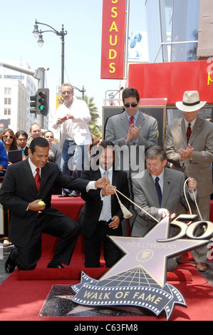 Antonio Villaraigosa, Marco Antonio Solis, Zach Horowitz, Leron Gubler, Sam Smith alla cerimonia di induzione per la stella sulla Hollywood Walk of Fame Cerimonia per Marco Antonio Solis, Hollywood Boulevard, Los Angeles, CA 5 agosto 2010. Foto Da: Michael Germana/Everett Collection Foto Stock