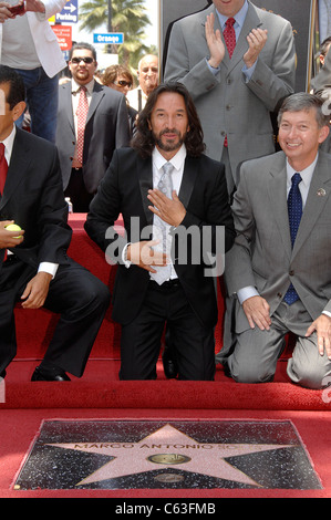 Marco Antonio Solis, Leron Gubler alla cerimonia di induzione per la stella sulla Hollywood Walk of Fame Cerimonia per Marco Antonio Solis, Hollywood Boulevard, Los Angeles, CA 5 agosto 2010. Foto Da: Michael Germana/Everett Collection Foto Stock