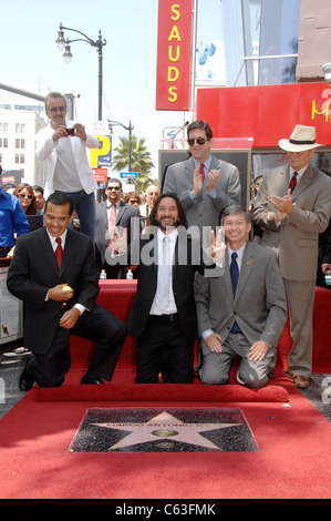 Antonio Villaraigosa, Marco Antonio Solis, Zach Horowitz, Leron Gubler, Sam Smith alla cerimonia di induzione per la stella sulla Hollywood Walk of Fame Cerimonia per Marco Antonio Solis, Hollywood Boulevard, Los Angeles, CA 5 agosto 2010. Foto Da: Michael Germana/Everett Collection Foto Stock