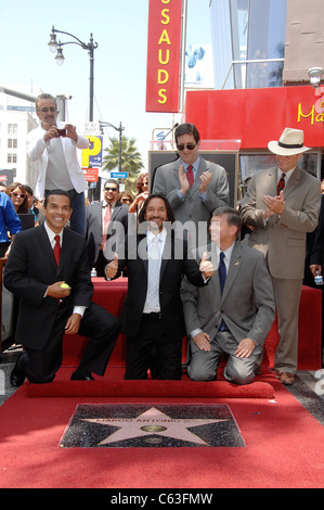 Antonio Villaraigosa, Marco Antonio Solis, Zach Horowitz, Leron Gubler, Sam Smith alla cerimonia di induzione per la stella sulla Hollywood Walk of Fame Cerimonia per Marco Antonio Solis, Hollywood Boulevard, Los Angeles, CA 5 agosto 2010. Foto Da: Michael Germana/Everett Collection Foto Stock