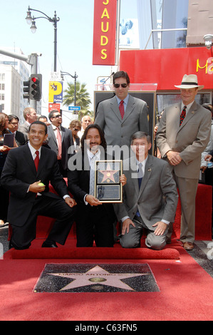 Antonio Villaraigosa, Marco Antonio Solis, Zach Horowitz, Leron Gubler, Sam Smith alla cerimonia di induzione per la stella sulla Hollywood Walk of Fame Cerimonia per Marco Antonio Solis, Hollywood Boulevard, Los Angeles, CA 5 agosto 2010. Foto Da: Michael Germana/Everett Collection Foto Stock