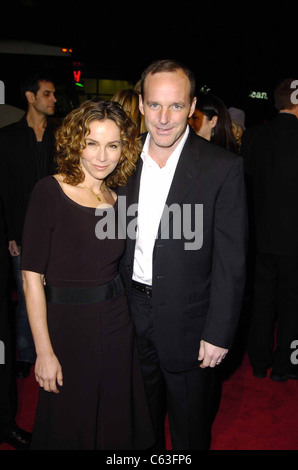 Clark Gregg e Jennifer Grey alla premiere di in buona compagnia in Grauman's Chinese Theatre di Los Angeles, CA, 6 dicembre 2004. (Foto: Michael Germana/Everett raccolta) Foto Stock