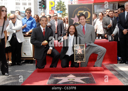 Antonio Villaraigosa, Marco Antonio Solis, Zach Horowitz alla cerimonia di induzione per la stella sulla Hollywood Walk of Fame Cerimonia per Marco Antonio Solis, Hollywood Boulevard, Los Angeles, CA 5 agosto 2010. Foto Da: Michael Germana/Everett Collection Foto Stock