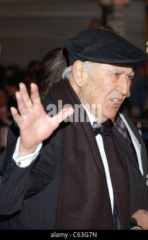 Carl Reiner alla premiere di Ocean's Twelve, Los Angeles, CA, 8 dicembre 2004. (Foto: John Hayes/Everett raccolta) Foto Stock