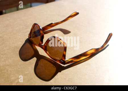 Coppia di Ray Ban viandanti riflettendo sul tavolo durante Happy Hour Foto Stock
