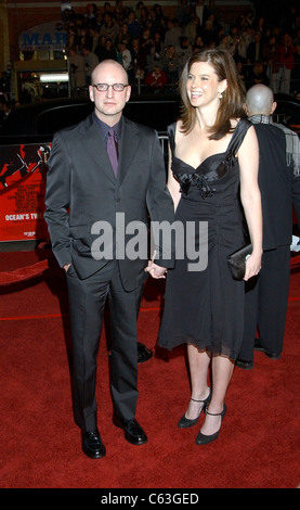 Steven Soderbergh e sua moglie Jules Asner alla premiere di Ocean's Twelve, Los Angeles, CA, 8 dicembre 2004. (Foto: John Hayes/Everett raccolta) Foto Stock