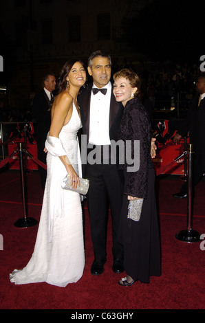 Lisa Snowden, George Clooney e la sua madre Nina Warren Clooney alla premiere di Ocean's Twelve a Los Angeles, 8 dicembre 2004. (Foto: Michael Germana/Everett raccolta) Foto Stock