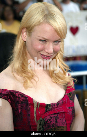 Renee Zellweger (indossando un abito da Carolina Herrera) presso gli arrivi per Cinderella Man Premiere, Universal Studios Cinema all'Universal CityWalk, Los Angeles, CA, 23 maggio 2005. Foto di: Effie Naddel/Everett Collection Foto Stock