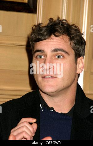 Joaquin Phoenix presso gli arrivi per Hamptons International Film Festival a piedi la linea di screening, United Artists Teatri, East Hampton, NY, Ottobre 23, 2005. Foto di: Rob ricco/Everett Collection Foto Stock