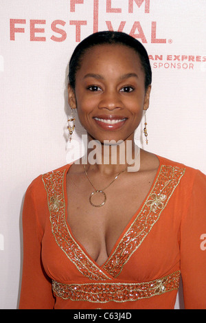 Anika Noni Rose presso gli arrivi per Show Business Premiere Mondiale al Tribeca Film Festival, Tribeca Performing Arts Center di New York, NY, 25 aprile 2005. Foto di: Rob ricco/Everett Collection Foto Stock