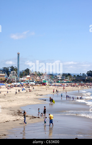 Attività lungo la Santa Cruz Beach Boardwalk a Santa Cruz, in California Foto Stock