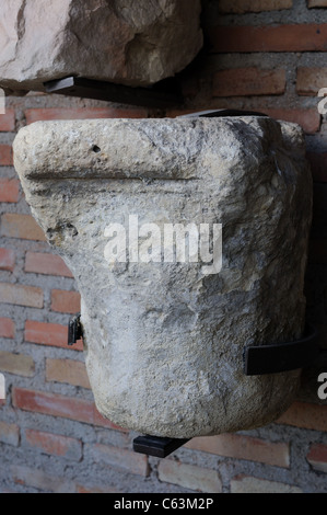 Rinascimento a bugnato ( Plateresque ) appartenente all'antiquarium - parete di ALCALA DE HENARES ( 13 th ).SPAGNA Foto Stock