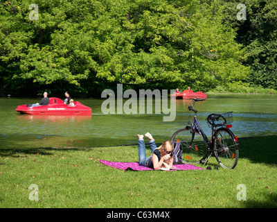 Persone relax nel parco Volksgarten Colonia Germania Foto Stock