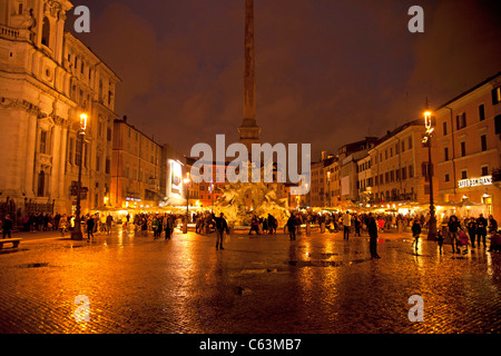 Piazza Navona con la Fontana dei Quattro Fiumi o la Fontana dei Quattro Fiumi di notte, Roma, Lazio, l'Italia, Europa Foto Stock