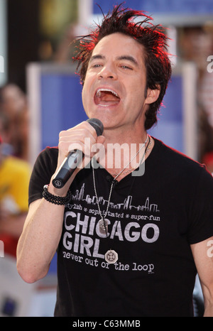 Patrick Monahan sul palco per la NBC Today Show Concerto con treno, Rockefeller Plaza di New York, NY, 6 agosto 2010. Foto di: Rob Kim/Everett Collection Foto Stock