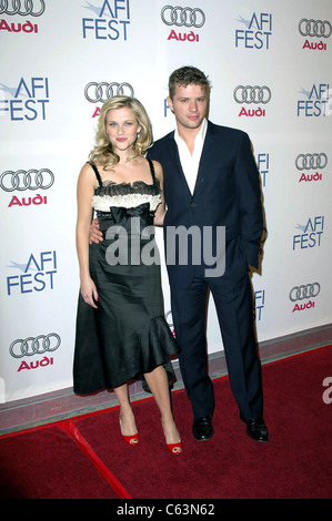 Reese Witherspoon, Ryan Phillippe all'arrivo a piedi la linea Premiere a AFI Fest 2005 apertura notturna di Gala, la ArcLight Hollywood Glossari Affini Dome, Los Angeles, CA, Novembre 03, 2005. Foto da: Michael Germana/Everett Collection Foto Stock