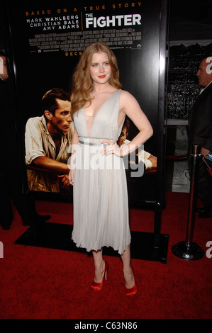 Amy Adams (indossando un J. Mendel abito) presso gli arrivi per il FIGHTER Premiere, Grauman's Chinese Theatre di Los Angeles, CA Dicembre Foto Stock