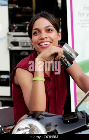 Rosario Dawson sulla posizione per American Express in:scheda NYC Gelato Giveaway, Union Square Park a Manhattan, New York, NY, 04 agosto 2005. Foto di: Gregorio Binuya/Everett Collection Foto Stock