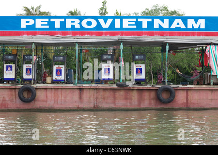 Petrovietnam chiatta di carburante nel fiume Mekong Foto Stock