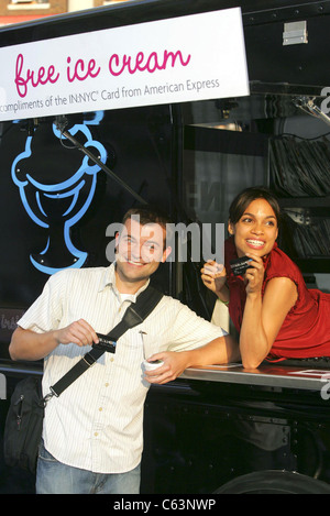 Rosario Dawson sulla posizione per American Express in:scheda NYC Gelato Giveaway, Union Square Park a Manhattan, New York, NY, 04 agosto 2005. Foto di: Gregorio Binuya/Everett Collection Foto Stock