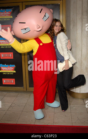 Stewie Griffin, Drew Barrymore (portante un Marc Jacobs bag) presso gli arrivi di Family Guy's STEWIE GRIFFIN: la storia indicibile DVD partito, Mann's National Theatre di Los Angeles, CA, 27 settembre 2005. Foto da: Michael Germana/Everett Collection Foto Stock