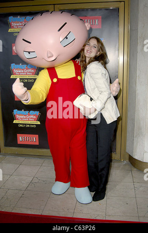 Stewie Griffin, Drew Barrymore presso gli arrivi di Family Guy's STEWIE GRIFFIN: la storia indicibile DVD partito, Mann's National Theatre di Los Angeles, CA, 27 settembre 2005. Foto da: Michael Germana/Everett Collection Foto Stock