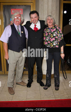 Ron, Seth MacFarlane, Perry presso gli arrivi di Family Guy's STEWIE GRIFFIN: la storia indicibile DVD partito, Mann's National Theatre di Los Angeles, CA, 27 settembre 2005. Foto da: Michael Germana/Everett Collection Foto Stock