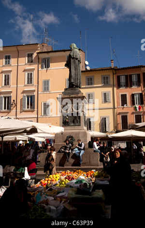 Monumento al filosofo Giordano Bruno e il mercato di Campo de' Fiori a Roma, Italia Foto Stock