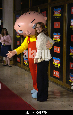 Drew Barrymore, Stewie presso gli arrivi di Family Guy's STEWIE GRIFFIN: la storia indicibile DVD partito, Mann's National Theatre di Los Angeles, CA, 27 settembre 2005. Foto di: David Longendyke/Everett Collection Foto Stock