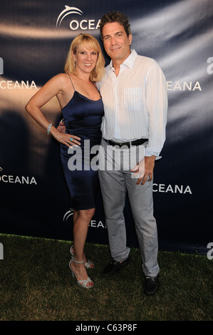 Ramona cantante, Mario cantante di presenze per Oceana inaugurale del partito Splash, casa di Lois Robbins e Andrew Zaro, mulino ad acqua, NY Luglio 10, 2010. Foto di: Rob ricco/Everett Collection Foto Stock