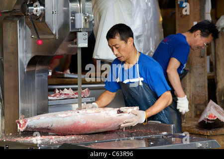 Elaborazione dei lavoratori di tonno all'ingrosso Tsukiji piatti a base di frutti di mare e il mercato del pesce a Tokyo Giappone Foto Stock