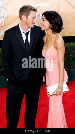 Jason Lewis, Rosario Dawson presso gli arrivi per la undicesima edizione del Screen Actors Guild (SAG) Awards, Shrine Auditorium, Los Angeles, CA, sabato 05 febbraio, 2005. Foto: Giovanni Hayes/Everett Collection Foto Stock