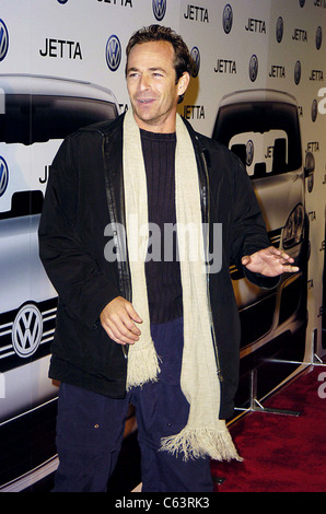 Attore Luke Perry in posa per i fotografi in occasione del lancio del 2005 Volkswagen Jetta al sacco, Los Angeles, CA il 5 gennaio 2005. Foto da: Michael Germana/Everett Collection Foto Stock