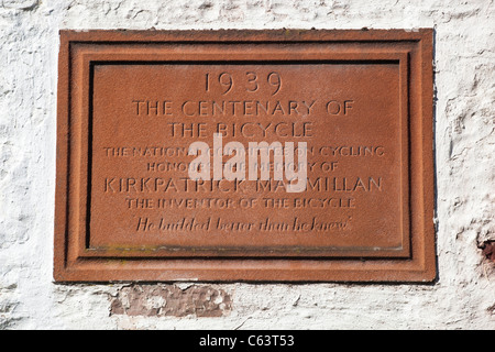 La placca per l'inventore della bicicletta Kirkpatrick Macmillan sul lato della fucina Courthill vicino Keir Mill Scotland Regno Unito Foto Stock