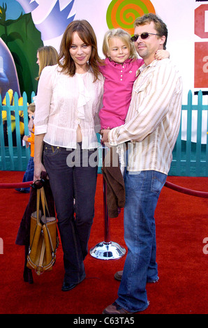 Melinda Clarke, Famiglia presso gli arrivi per Chicken Little Premiere, El Capitan theater, Los Angeles, CA, 30 ottobre 2005. Foto di: David Longendyke/Everett Collection Foto Stock