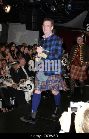 Ted Allen al fashion show per Johnny Walker presenta vestita di Kilt, il Copacabana, New York, NY, Aprile 06, 2005. Foto di: Rob ricco/Everett Collection Foto Stock