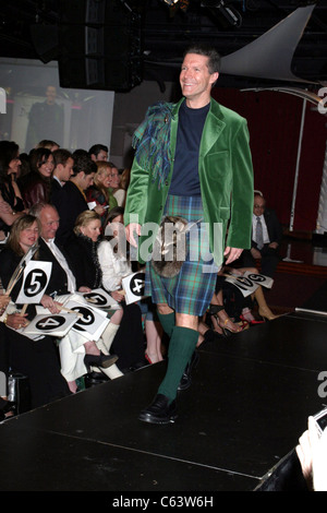 Stone Phillips al fashion show per Johnny Walker presenta vestita di Kilt, il Copacabana, New York, NY, Aprile 06, 2005. Foto di: Rob ricco/Everett Collection Foto Stock