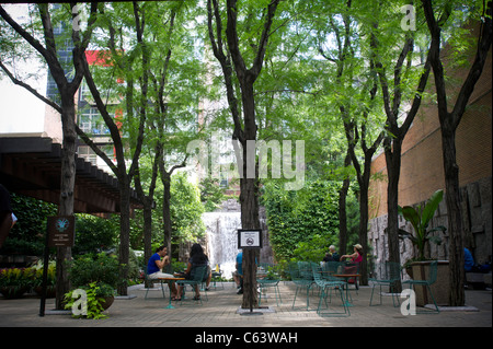 Greenacre park, un giubbotto pocket park su east 51 st. in midtown a new york il mercoledì, 10 agosto 2011. (© Francesca m. roberts) Foto Stock