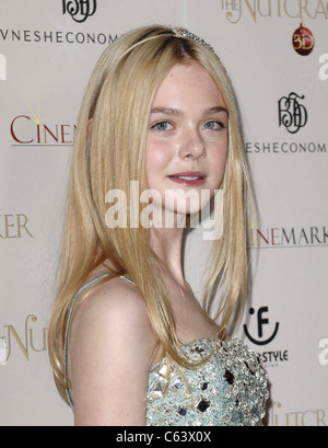Elle Fanning presso gli arrivi per lo schiaccianoci in 3D Premiere Mondiale, il Grove, Los Angeles, CA Novembre 10, 2010. Foto di: Elizabeth Goodenough/Everett Collection Foto Stock