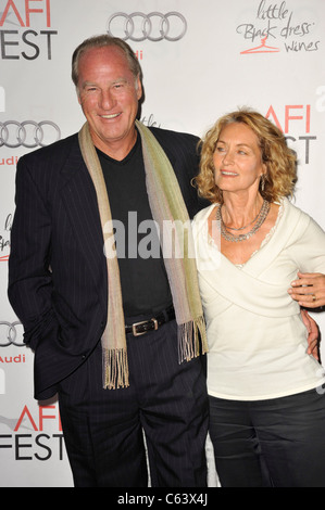 Craig T. Nelson; Doria Cook-Nelson presso gli arrivi di AFI Fest Gala Centrotavola - La società uomini Premiere, Grauman's Chinese Theatre di Los Angeles, CA Novembre 10, 2010. Foto di: Robert Kenney/Everett Collection Foto Stock