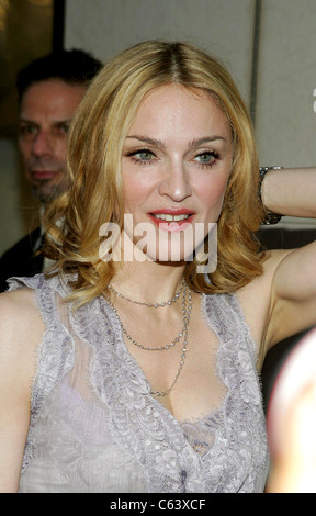 Madonna presso gli arrivi per Madonna LOTSA DE CASHA Book Launch Party, Bergdorf Goodman Department Store, New York, NY, 07 giugno 2005. Foto di: Gregorio Binuya/Everett Collection Foto Stock