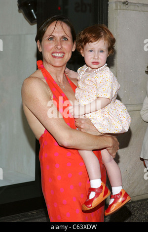 Molly Shannon, figlia Stella, figlio Nolan presso gli arrivi per Madonna LOTSA DE CASHA Book Launch Party, Bergdorf Goodman Department Foto Stock