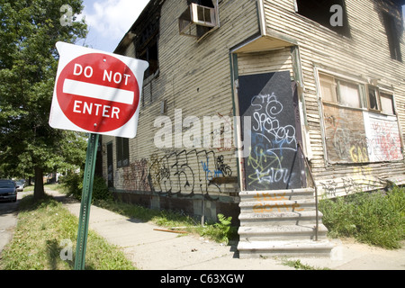 Costrette ad abbandonare le loro case sono una visione comune in molte parti di Detroit, Michigan. Brightmoor quartiere. Foto Stock