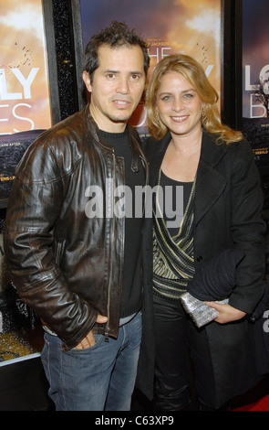 John Leguizamo, Justine Maurer un t arrivi per la bella ossa Premiere, il teatro di Parigi, New York, NY Dicembre 2, 2009. Foto di: Desiree Navarro/Everett Collection Foto Stock